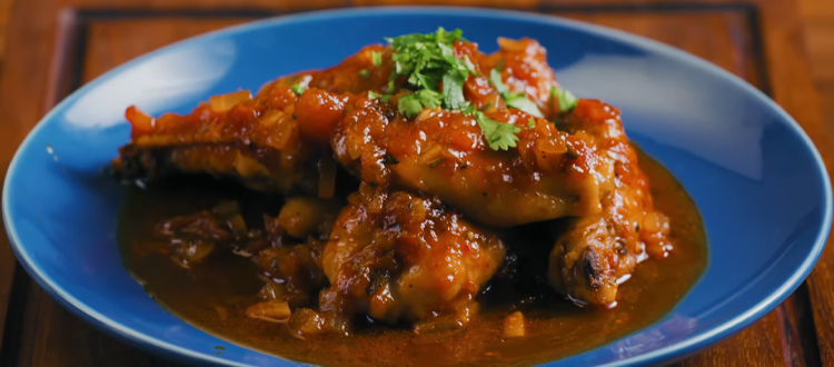 Alitas de pollo en salsa oscura