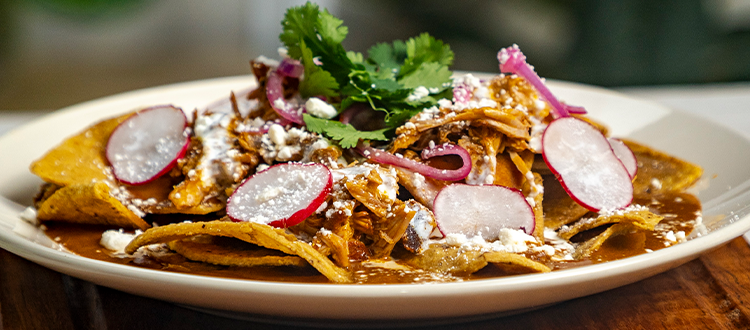 Chilaquiles con cochinita pibil: el desayuno que te abraza el alma