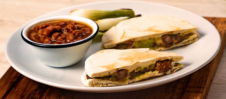 Gringas de carne al pastor con pan pita: el antojo que nunca falla