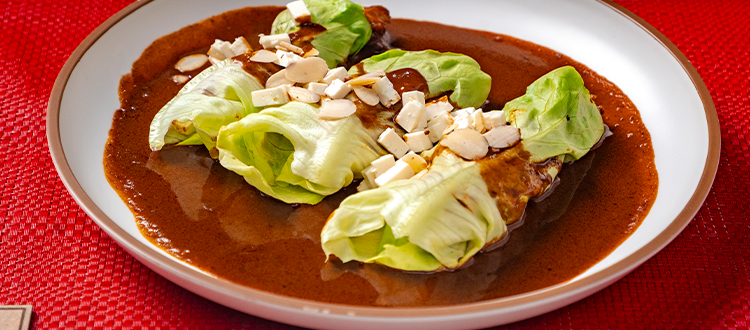 Rollitos de lechuga con costilla y mole: sabor mexicano en versión ligera