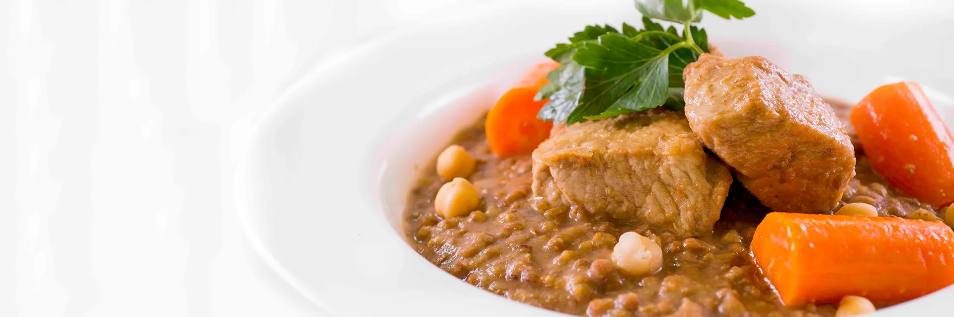 Pierna de cerdo con lentejas y zanahoria