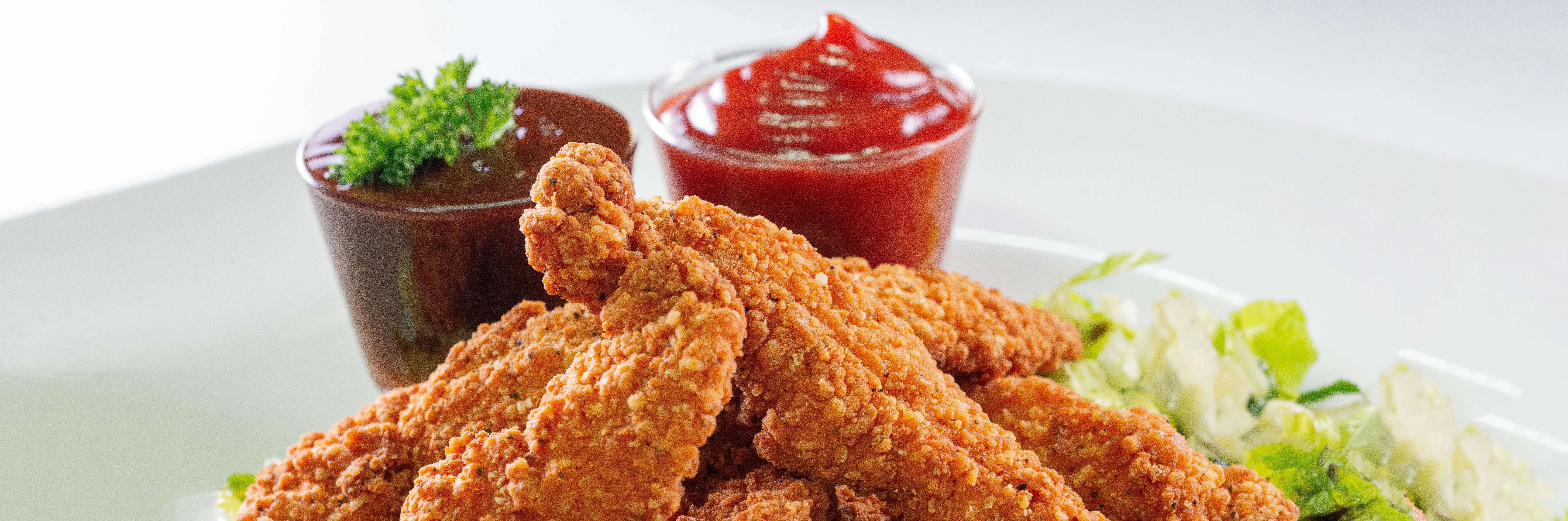 Ensalada de tenders de pollo con aderezo BBQ